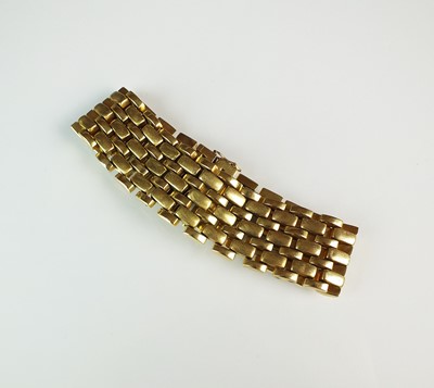 Lot 131 - A yellow metal brick link bracelet