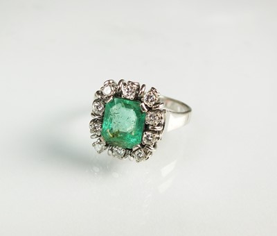 Lot 99 - An emerald and diamond cluster ring