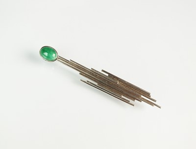 Lot 89 - A cabochon emerald brooch of abstract design