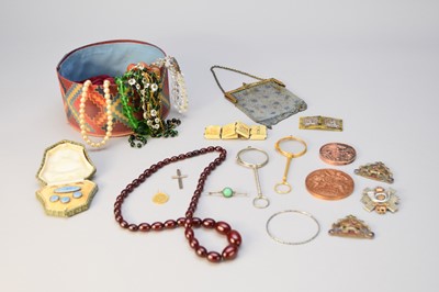 Lot 314 - A collection of various pieces of costume jewellery