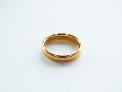 Lot 321 - A 22ct gold plain polished wedding band