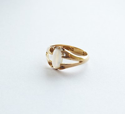 Lot 316 - An 18ct gold single stone moonstone ring