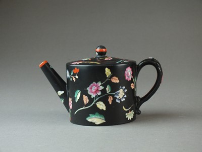 Lot 7 - Davenport teapot and cover, circa 1840-50