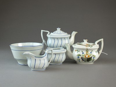 Lot 17 - Toy pearlware teapots, sucrier and cream jug