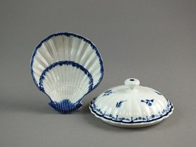 Lot 543 - English pearlware shell-form pickle dish and a Caughley sucrier cover