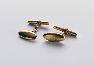 Lot 63 - A pair of 15ct gold cufflinks