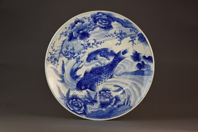 Lot 193 - A large Japanese Arita blue and white charger