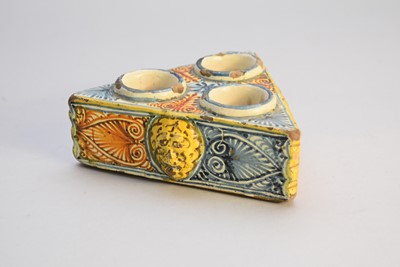 Lot 187 - An Italian maiolica triangular salt, 18th century