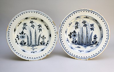 Lot 185 - A pair of English delft blue and white chargers, 18th century