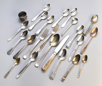Lot 9 - A set of five silver Fiddle pattern teaspoons and other assorted cutlery