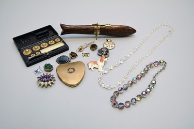 Lot 39 - A collection of costume jewellery