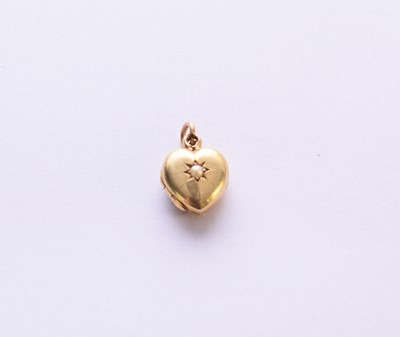 Lot 52 - A heart shaped yellow metal pearl set locket