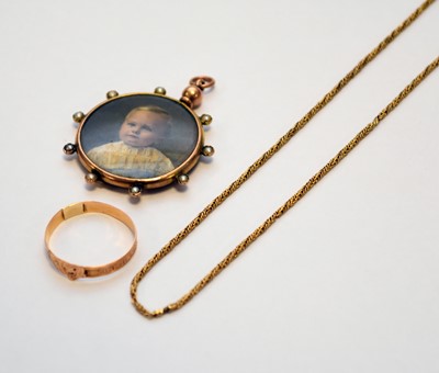 Lot 79 - A ring, chain and pendant