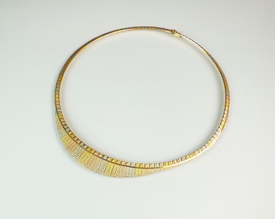 Lot 75 - A tri-coloured metal graduated fringe necklace