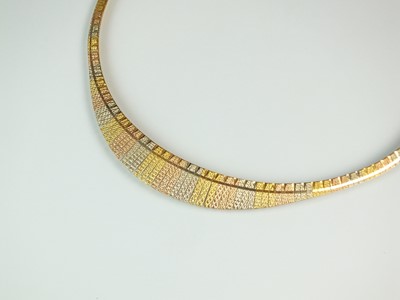Lot 75 - A tri-coloured metal graduated fringe necklace