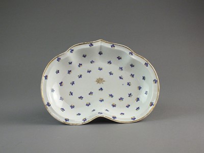 Lot 280 - A Caughley heart-shaped dessert dish, circa 1790