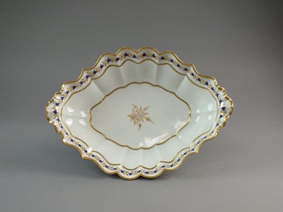 Lot 278 - A rare Caughley 'Flaming Pearl' bordered dessert centre dish, circa 1790