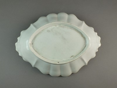 Lot 278 - A rare Caughley 'Flaming Pearl' bordered dessert centre dish, circa 1790