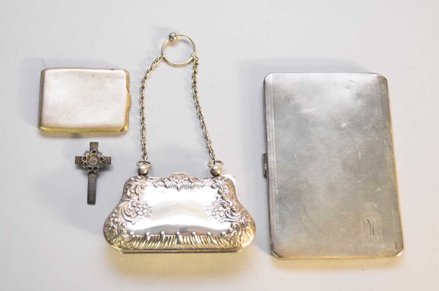 Lot 23 - An Edwardian silver purse