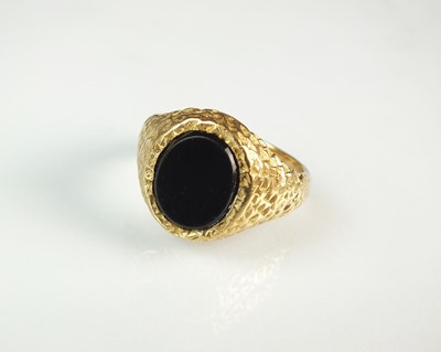 Lot 116 - A 9ct gold signet ring