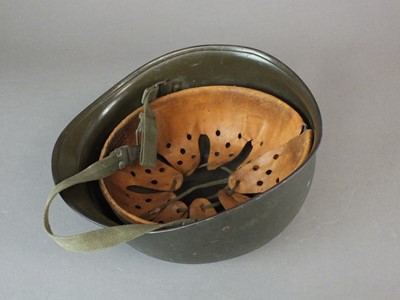 Lot 164 - Bundeswehr combat helmet and army belt