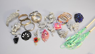 Lot 43 - A large collection of various pieces of costume jewellery