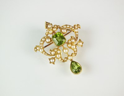 Lot 106 - An ealry 20th century peridot and seed pearl brooch/pendant