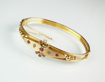 Lot 96 - A garnet topped doublet and rose cut diamond hinged bangle