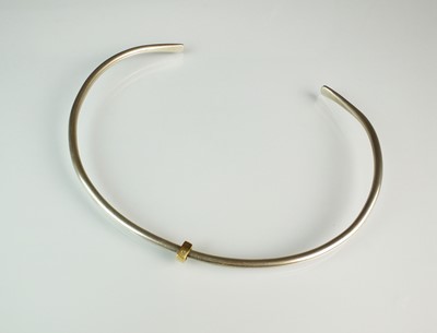 Lot 307 - A white metal torque necklace/collarette