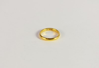 Lot 266 - A yellow metal plain polished wedding band