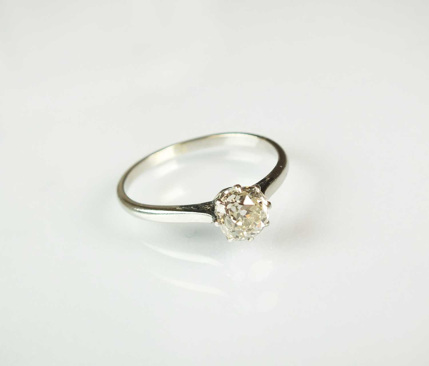 Lot 87 - A single stone diamond ring