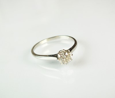 Lot 87 - A single stone diamond ring