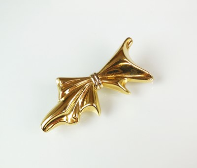 Lot 93 - A yellow metal stylised bow brooch