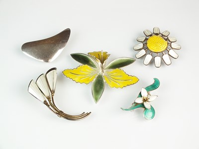 Lot 120 - A collection of five brooches
