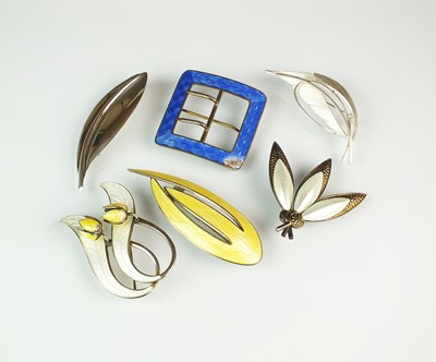 Lot 91 - A collection of five brooches and a buckle