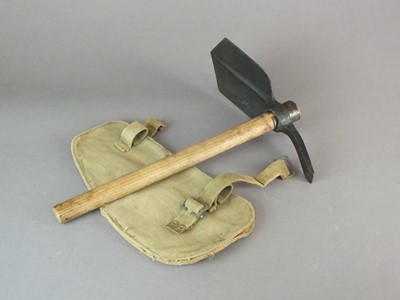 Lot 36 - WW2 entrenching tool