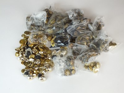 Lot 104 - Twenty-two military badges and a large quantity of buttons