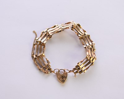 Lot 258 - A 9ct gold four bar gate link bracelet