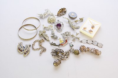Lot 333 - A large collection of costume jewellery