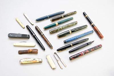 Lot 695 - A collection of fountain pens and pen knives