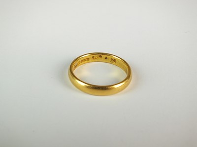 Lot 291 - A 22ct gold plain polished wedding band