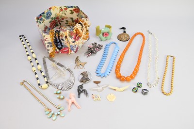 Lot 285 - A collection of various pieces of costume jewellery