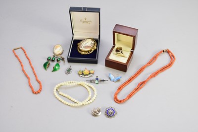 Lot 303 - A collection of jewellery and costume jewellery