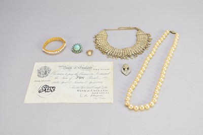 Lot 327 - A collection of costume jewellery