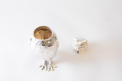 Lot 35 - An impressive Edwardian Goldsmiths and Silversmiths Co Ltd silver sugar caster in the form of an owl