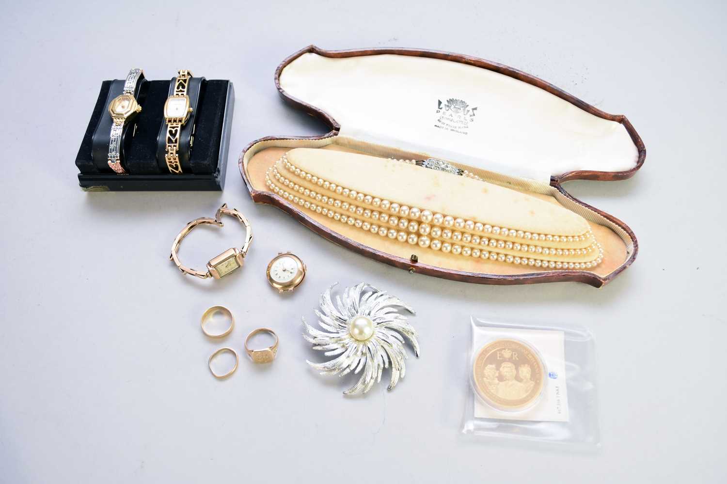 Lot 297 - A collection of jewellery and costume jewellery