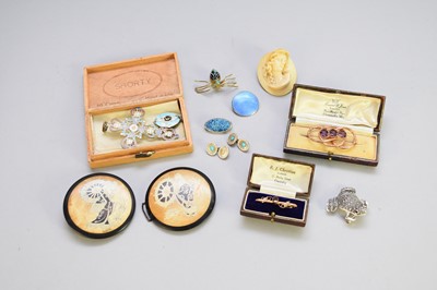 Lot 240 - A collection of jewellery and costume jewellery