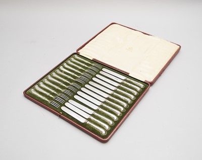 Lot 213 - A cased set of silver handled pistol grip fruit knives and forks