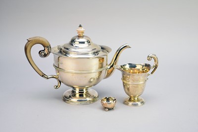 Lot 222 - An Edwardian silver pedestal teapot and milk jug