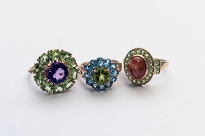 Lot 325 - Three 9ct gold rings